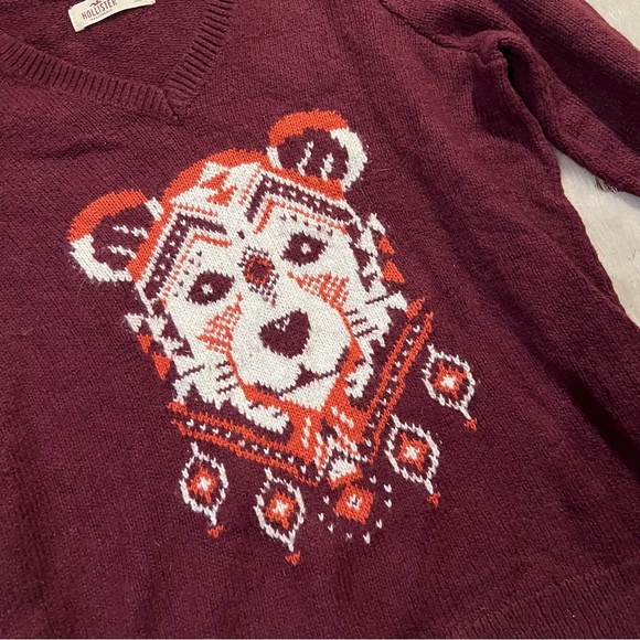 NWT Hollister M BURGUNDY WINE WOMEN'S BEAR DREAMCATCHER V-NECK SWEATER - Picture 2 of 6